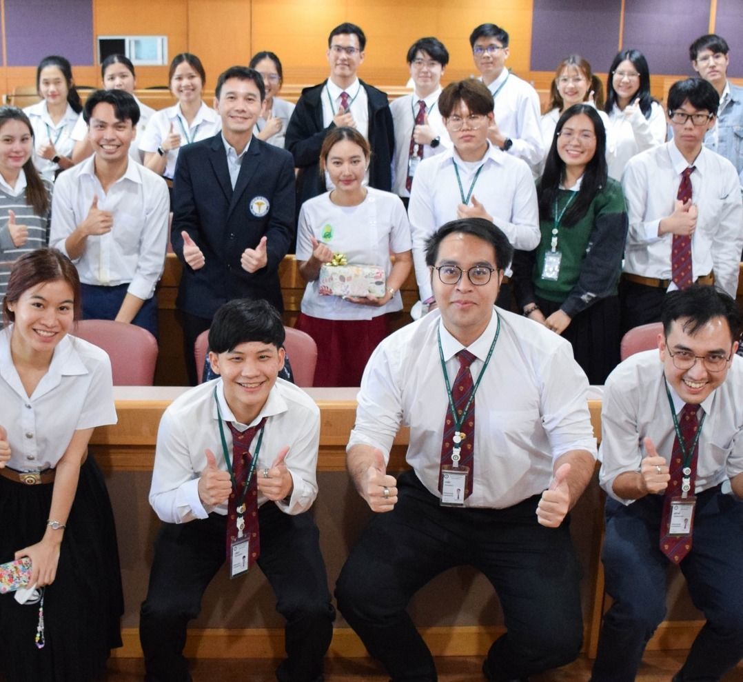 Pre-clinic students meet with Dr. Vichitrapon Sukcharern, Siam University alumna, sharing her experience in practice as medical doctor of Siriraj Hospital.