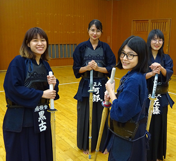 Siam University students learning Japanese culture.